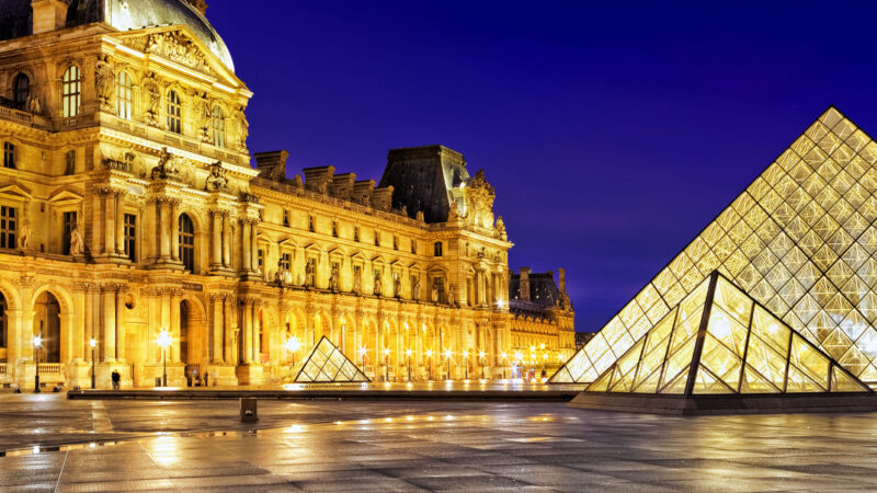 Louvre museum i Paris