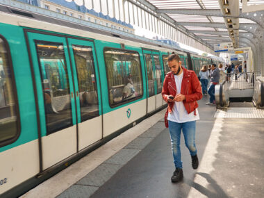 Kollektivtransport rundt Paris med buss og tog