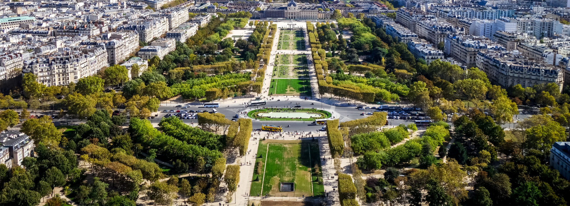 Champ De Mars park Paris ved Eiffeltarnet