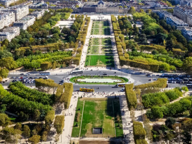 Champ De Mars park Paris ved Eiffeltarnet