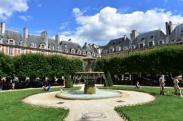 Place des Vosges fontene midten av plassen struktur bygninger hage
