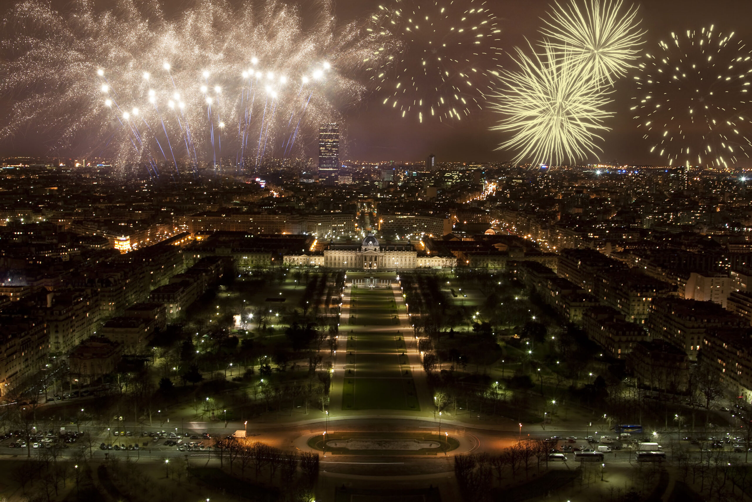 nyttarsaften Paris raketter fyrverkeri Park Eiffeltarnet tips