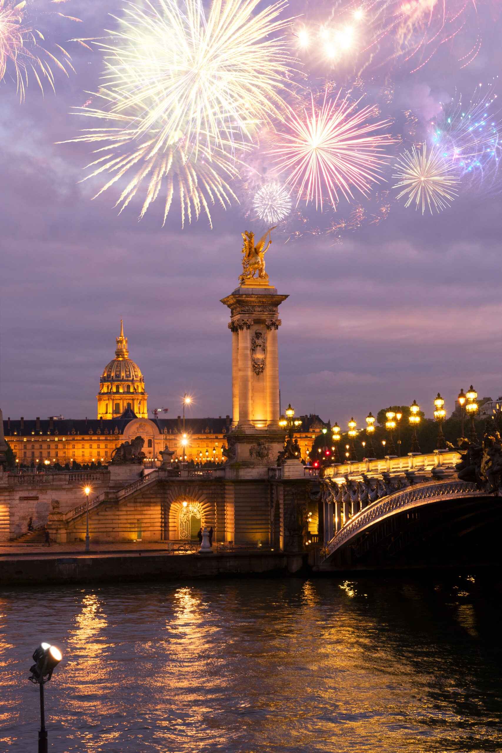 Fyrverkeri under Bastille Day i Paris på Frankrikes nasjonaldag